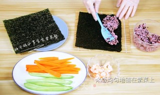 宝宝营养餐—桃红大虾寿司卷的做法步骤：12