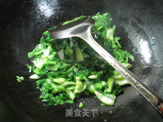 虾仁青菜炒饭 的做法步骤：4