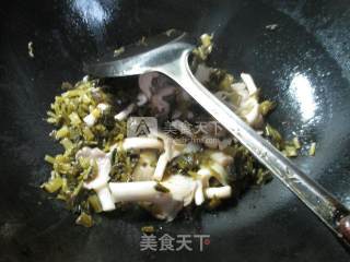 雪菜秀珍菇炒虾仁的做法步骤：4