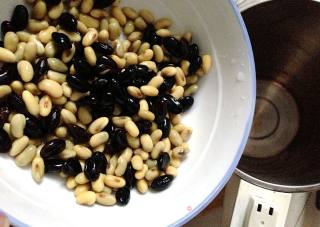 【私房豆腐脑】--黑黄双豆豆花更营养附浇卤汁做法的做法步骤：1