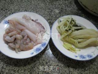 腌白菜炒海鲜 的做法步骤：1