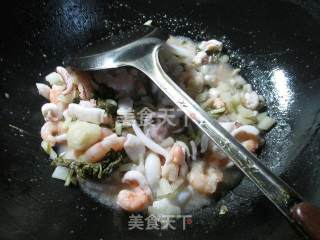 腌白菜炒海鲜 的做法步骤：7