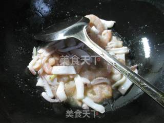 腌白菜炒海鲜 的做法步骤：6