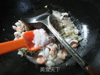 腌白菜炒海鲜 的做法步骤：8
