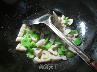 尖椒虾仁炒莲藕 的做法步骤：6