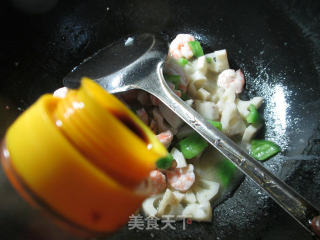 尖椒虾仁炒莲藕 的做法步骤：8