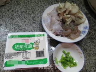 海鲜秀珍菇豆腐的做法步骤：1