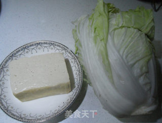 白菜虾皮炖豆腐的做法步骤：1