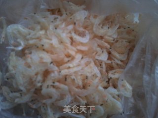 蒜香虾皮西葫芦的做法步骤：2