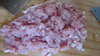 韭菜虾皮猪肉包子的做法步骤：1