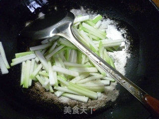 韭菜芽虾皮炒蒲瓜的做法步骤：6