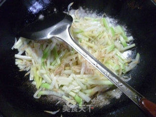 韭菜芽虾皮炒蒲瓜的做法步骤：8
