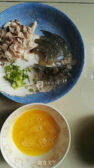虾仁酱油炒饭的做法步骤：2