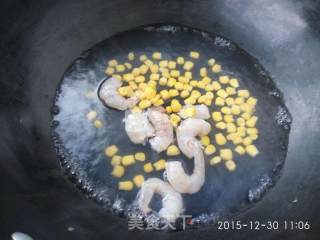 彩椒玉米炒虾仁的做法步骤：2