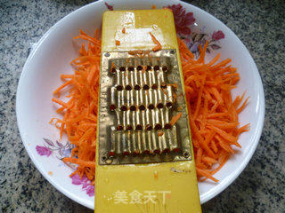 胡萝卜炒虾皮的做法步骤：3
