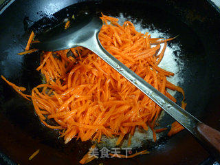 胡萝卜炒虾皮的做法步骤：4