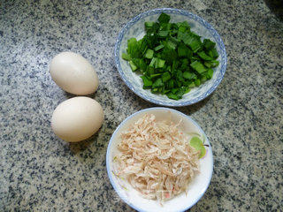 韭菜虾皮炒鸡蛋的做法步骤：1