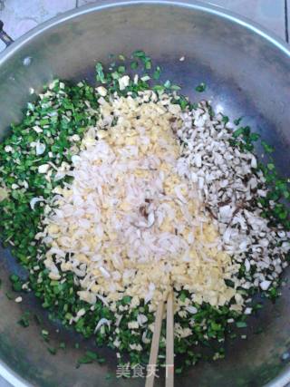 韭菜鸡蛋虾皮锅贴的做法步骤：1