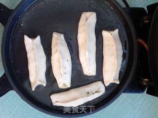 韭菜鸡蛋虾皮锅贴的做法步骤：8