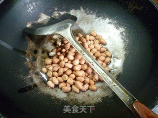 虾皮炒花生米的做法步骤：3