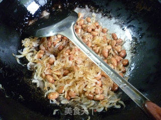 虾皮炒花生米的做法步骤：5
