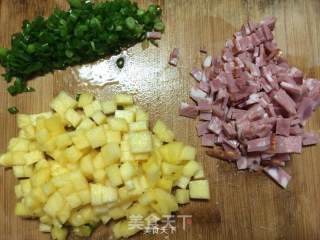 海鲜菠萝炒饭的做法步骤：3