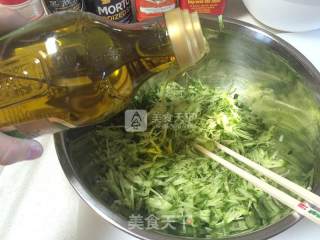 黄瓜虾仁水饺的做法步骤：2