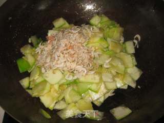 西葫芦炒虾皮的做法步骤：4