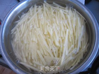 肉丝虾皮炒土豆丝的做法步骤：2