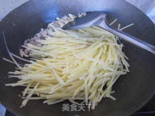 肉丝虾皮炒土豆丝的做法步骤：8