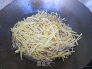肉丝虾皮炒土豆丝的做法步骤：12