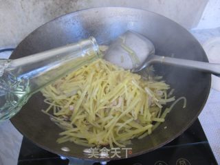 肉丝虾皮炒土豆丝的做法步骤：15