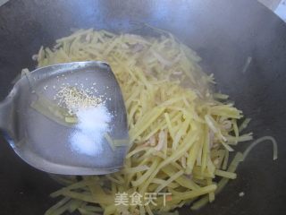 肉丝虾皮炒土豆丝的做法步骤：16