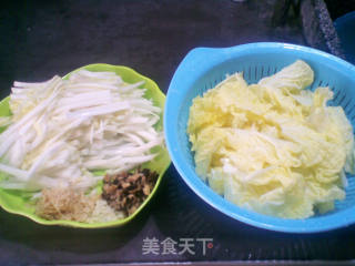 【一个人哒午餐】鲜香大白菜的做法步骤：2