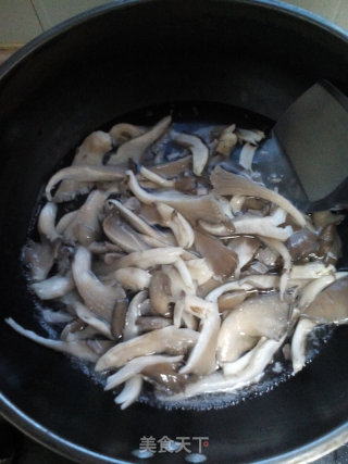 蘑菇炒虾仁的做法步骤：2