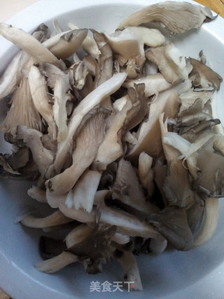 蘑菇炒虾仁的做法步骤：1