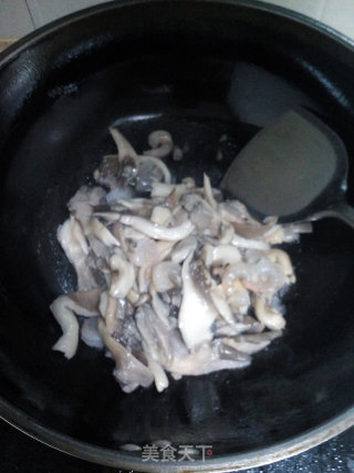 蘑菇炒虾仁的做法步骤：5