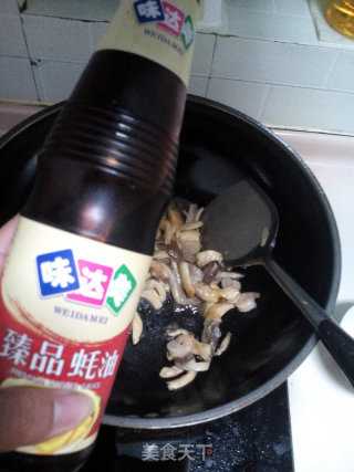 蘑菇炒虾仁的做法步骤：7