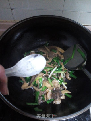 蘑菇炒虾仁的做法步骤：9