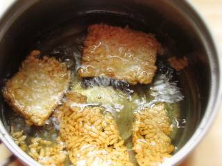 三鲜锅巴（剩米饭的妙用）的做法步骤：5