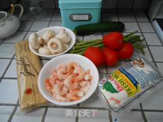 夏日香气--蔬菜鲜虾意面的做法步骤：1