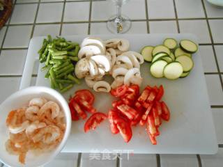 夏日香气--蔬菜鲜虾意面的做法步骤：2