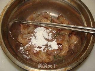 家常小炒------蟹味菇炒虾仁的做法步骤：4