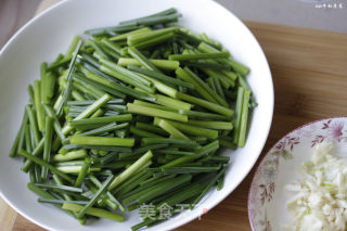清爽鲜美易消化的超级好菜—韭菜苔炒虾仁的做法步骤：2