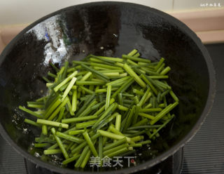 清爽鲜美易消化的超级好菜—韭菜苔炒虾仁的做法步骤：11