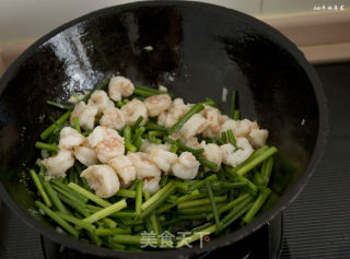 清爽鲜美易消化的超级好菜—韭菜苔炒虾仁的做法步骤：12