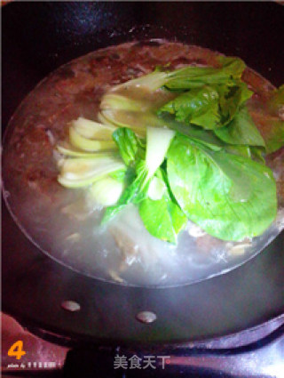 青菜虾皮酥肉汤的做法步骤：4