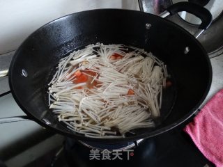番茄金针菇虾皮汤的做法步骤：3