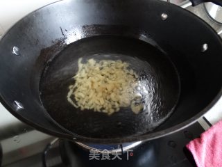 番茄金针菇虾皮汤的做法步骤：2