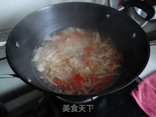 番茄金针菇虾皮汤的做法步骤：4